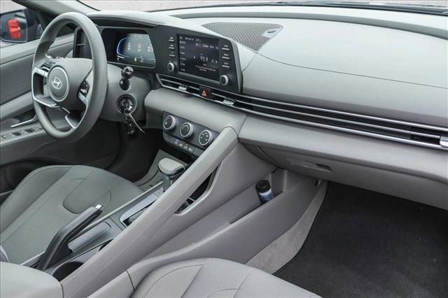 Certified 2025 Hyundai Elantra SE image 28