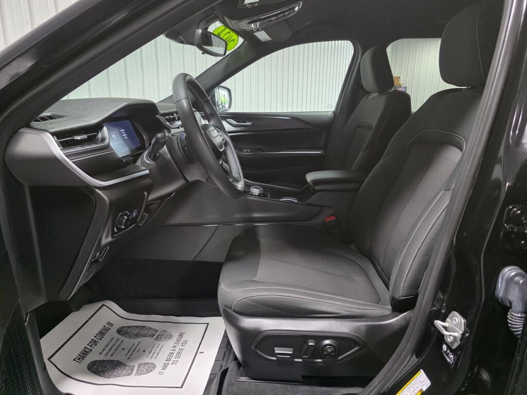 Used 2024 Jeep Grand Cherokee L Laredo w/ Luxury Tech Group I AWD/4WD image 9