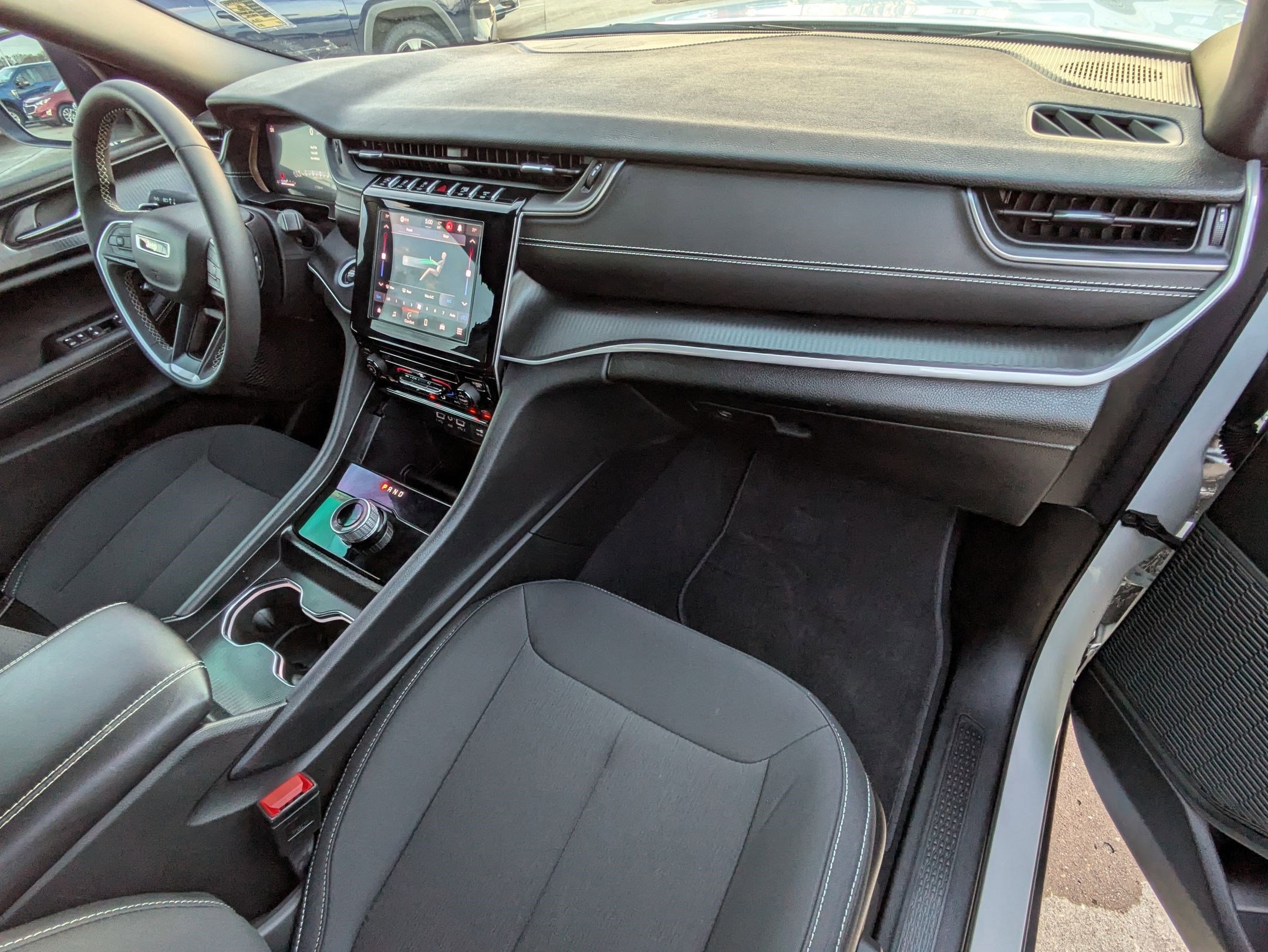 Used 2025 Jeep Grand Cherokee L Laredo image 32