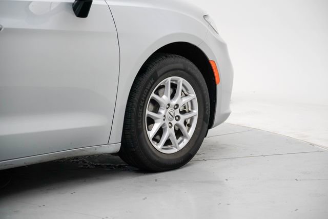 Used 2024 Chrysler Pacifica Touring-L image 7