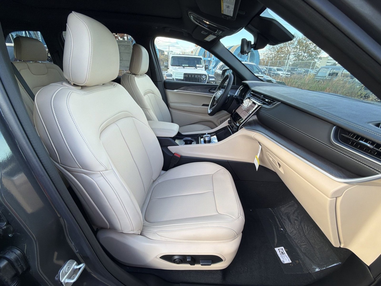 New 2025 Jeep Grand Cherokee Limited w/ Luxury Tech Group II image 27