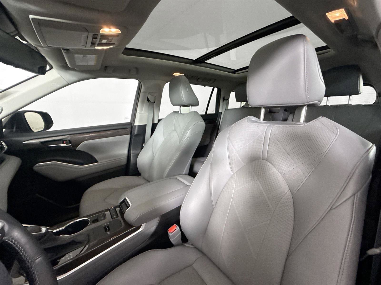Used 2022 Toyota Highlander Platinum FWD image 3