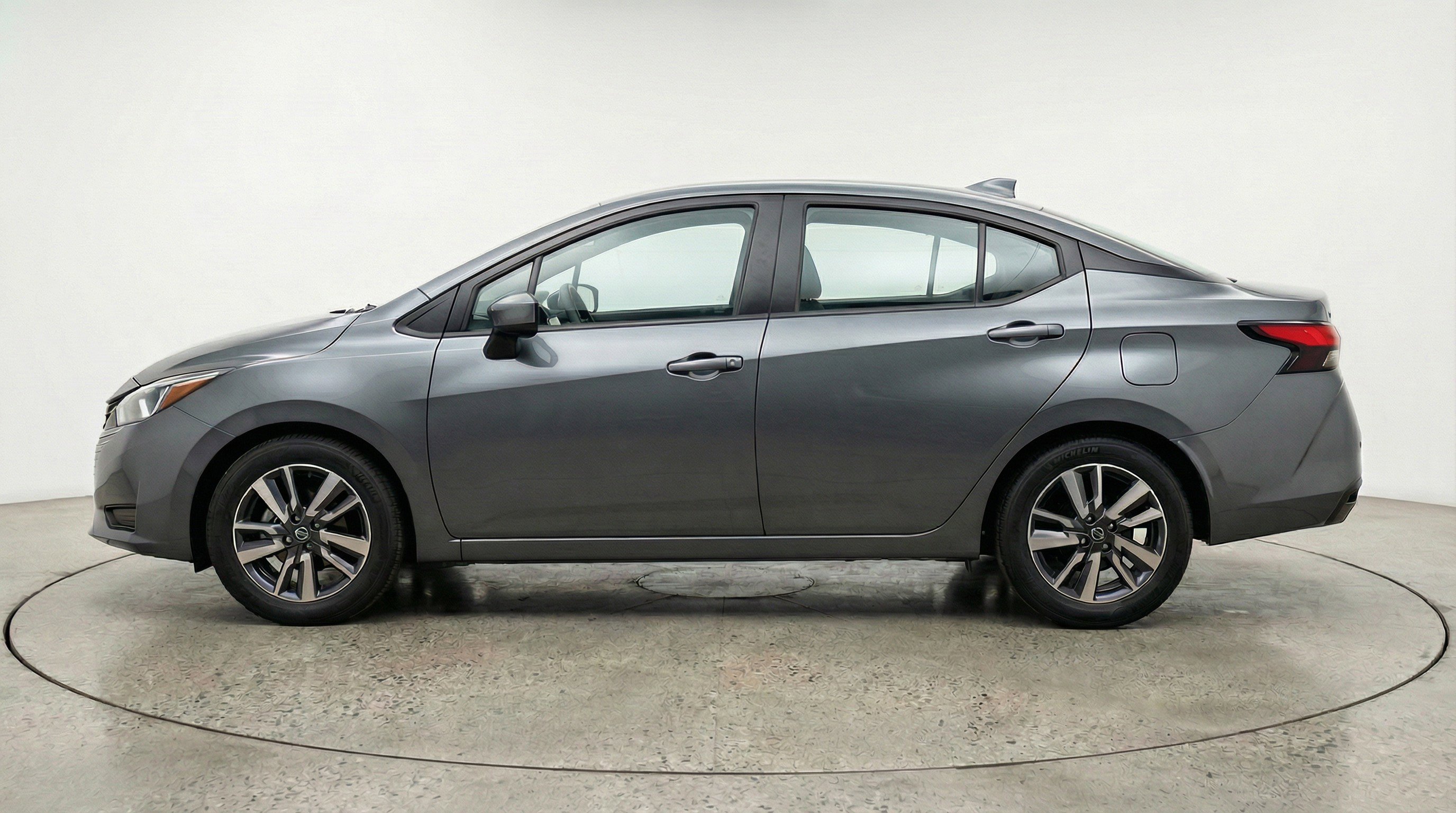 Used 2025 Nissan Versa SV FWD image 5