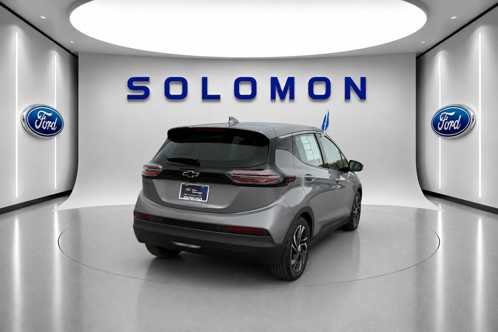 Used 2023 Chevrolet Bolt LT w/ Infotainment Package FWD image 5
