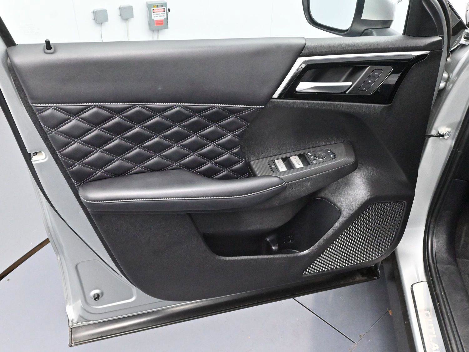 Used 2023 Mitsubishi Outlander SEL image 9