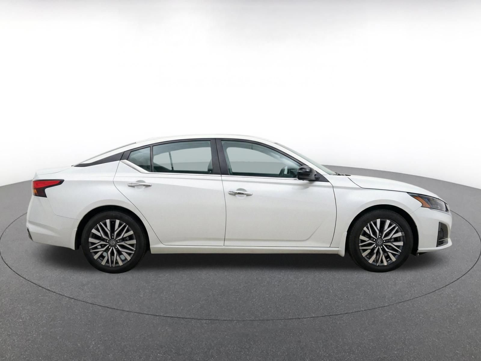 Used 2025 Nissan Altima 2.5 SV FWD image 18