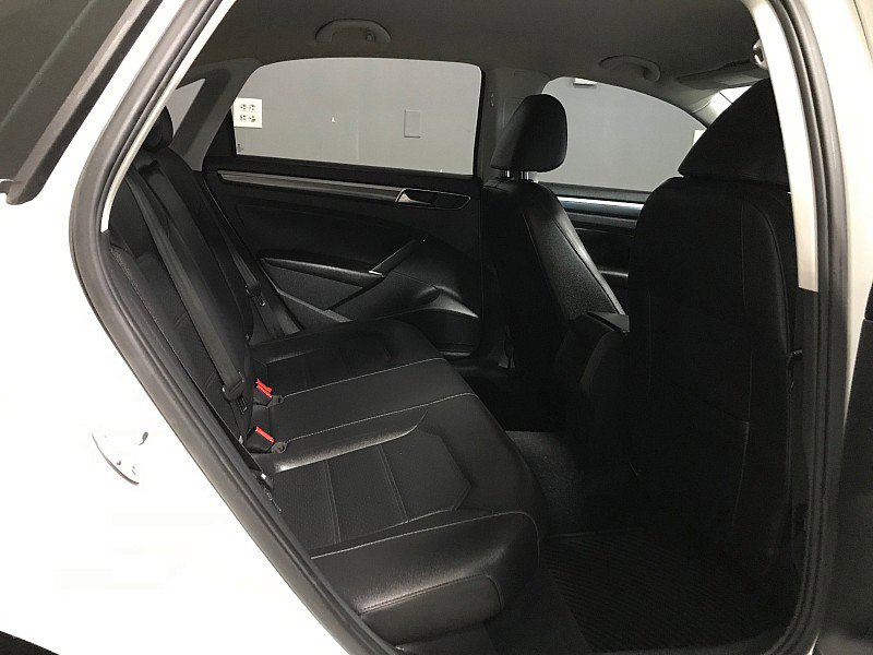 Used 2018 Volkswagen Passat 2.0T R-Line image 19