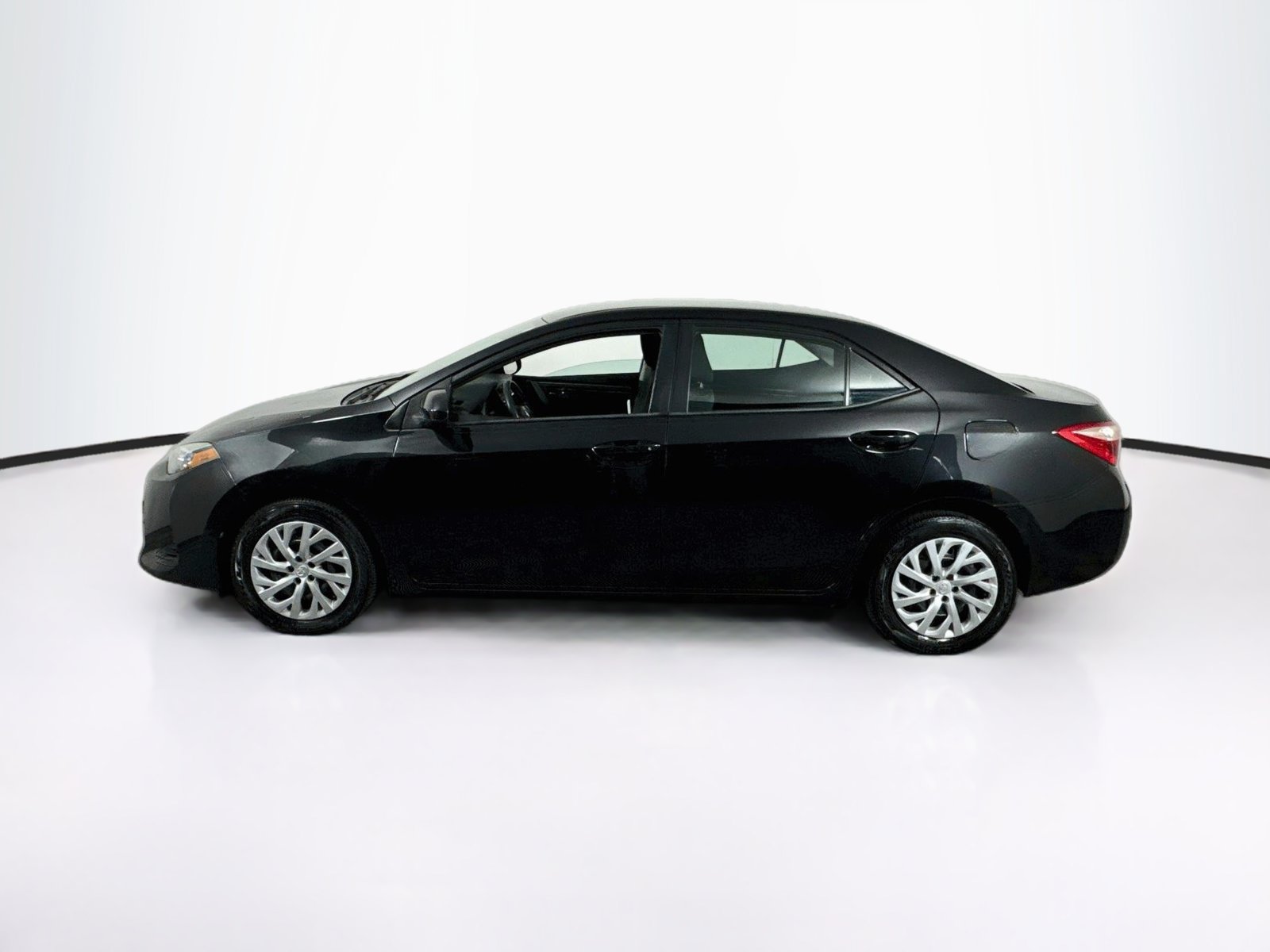 Used 2018 Toyota Corolla LE FWD image 4