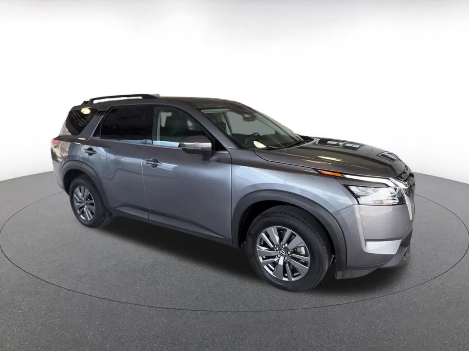 Used 2025 Nissan Pathfinder SV image 2