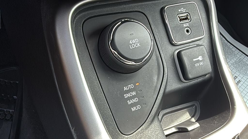 Used 2017 Jeep Compass Sport w/ Cold Weather Group AWD/4WD image 19