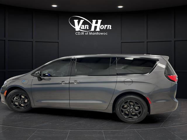 Used 2023 Chrysler Pacifica Limited w/ Uconnect Theater Family Group FWD image 4