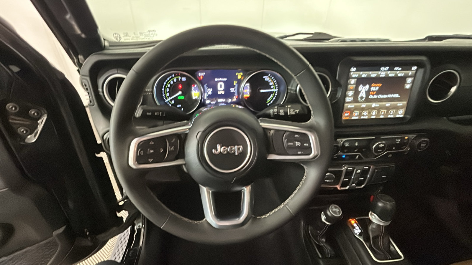 Used 2023 Jeep Wrangler Unlimited Sahara w/ Cold Weather Group AWD/4WD image 17