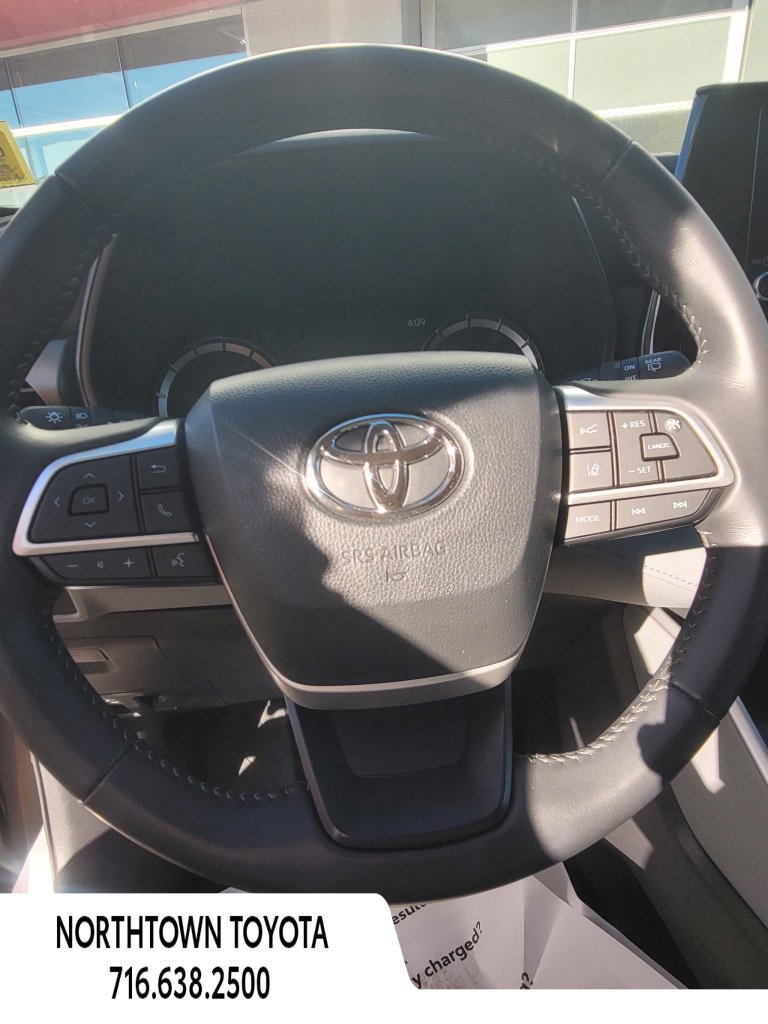 Used 2023 Toyota Highlander LE AWD/4WD image 18