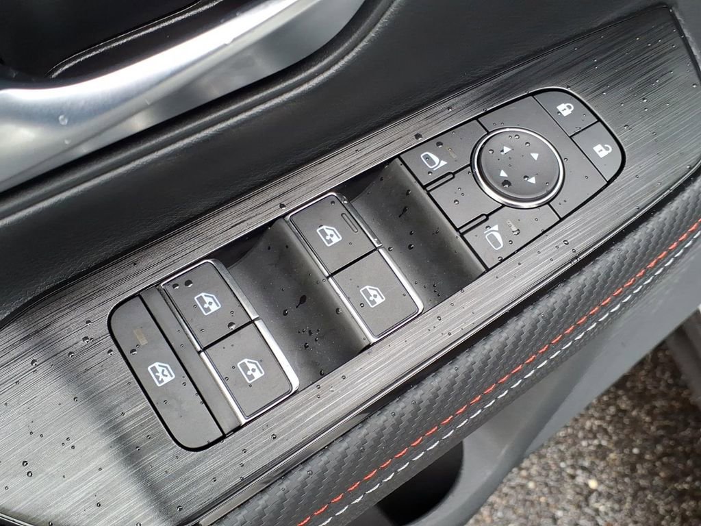 Used 2025 Nissan Kicks SR AWD/4WD image 11