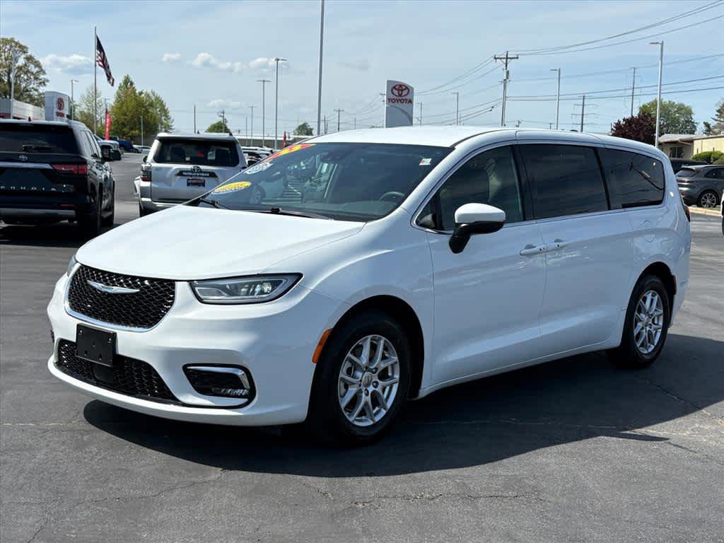 Used 2023 Chrysler Pacifica Touring FWD image 25