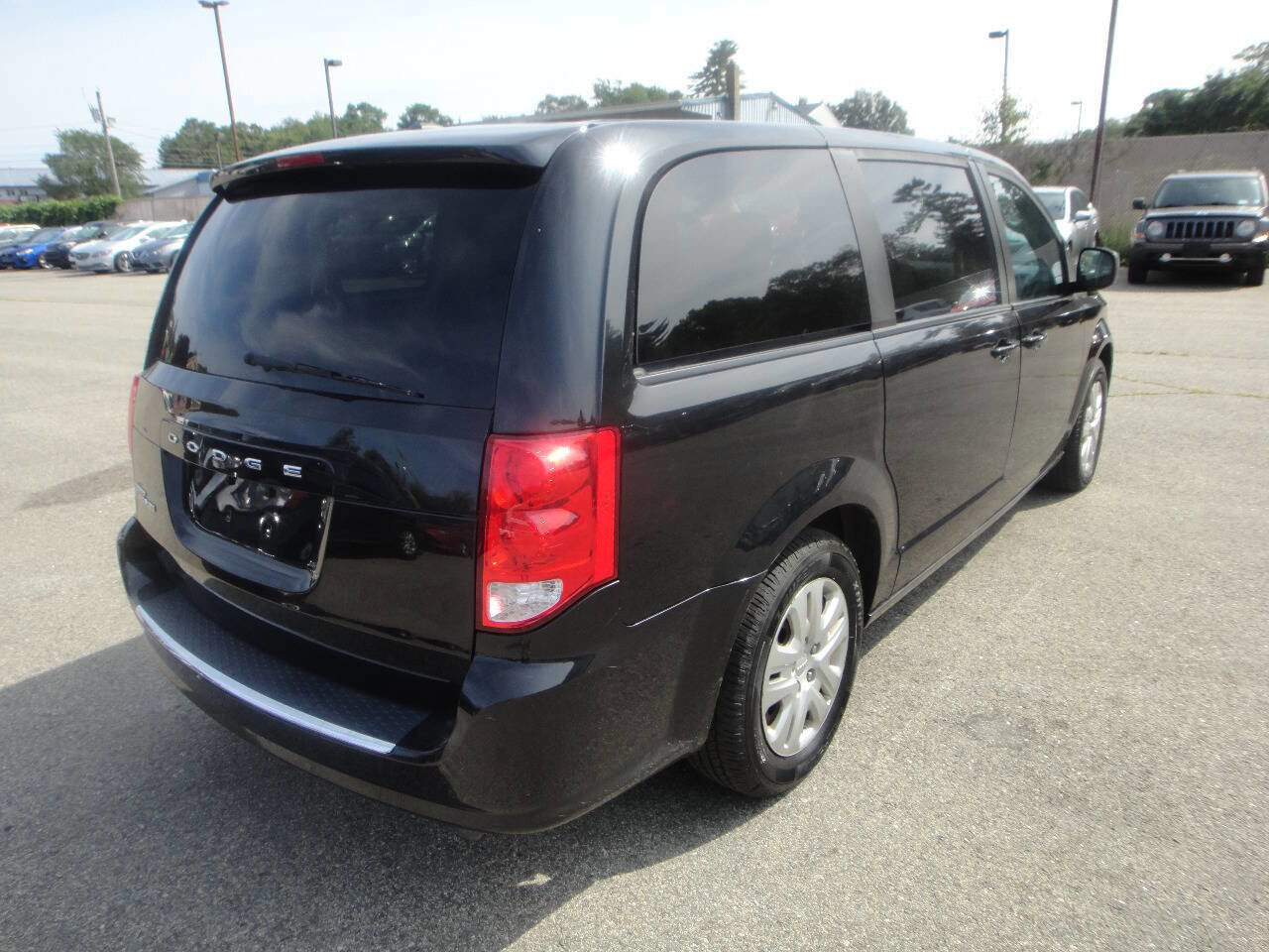 Used 2018 Dodge Grand Caravan SE w/ UConnect Hands-Free Group image 4