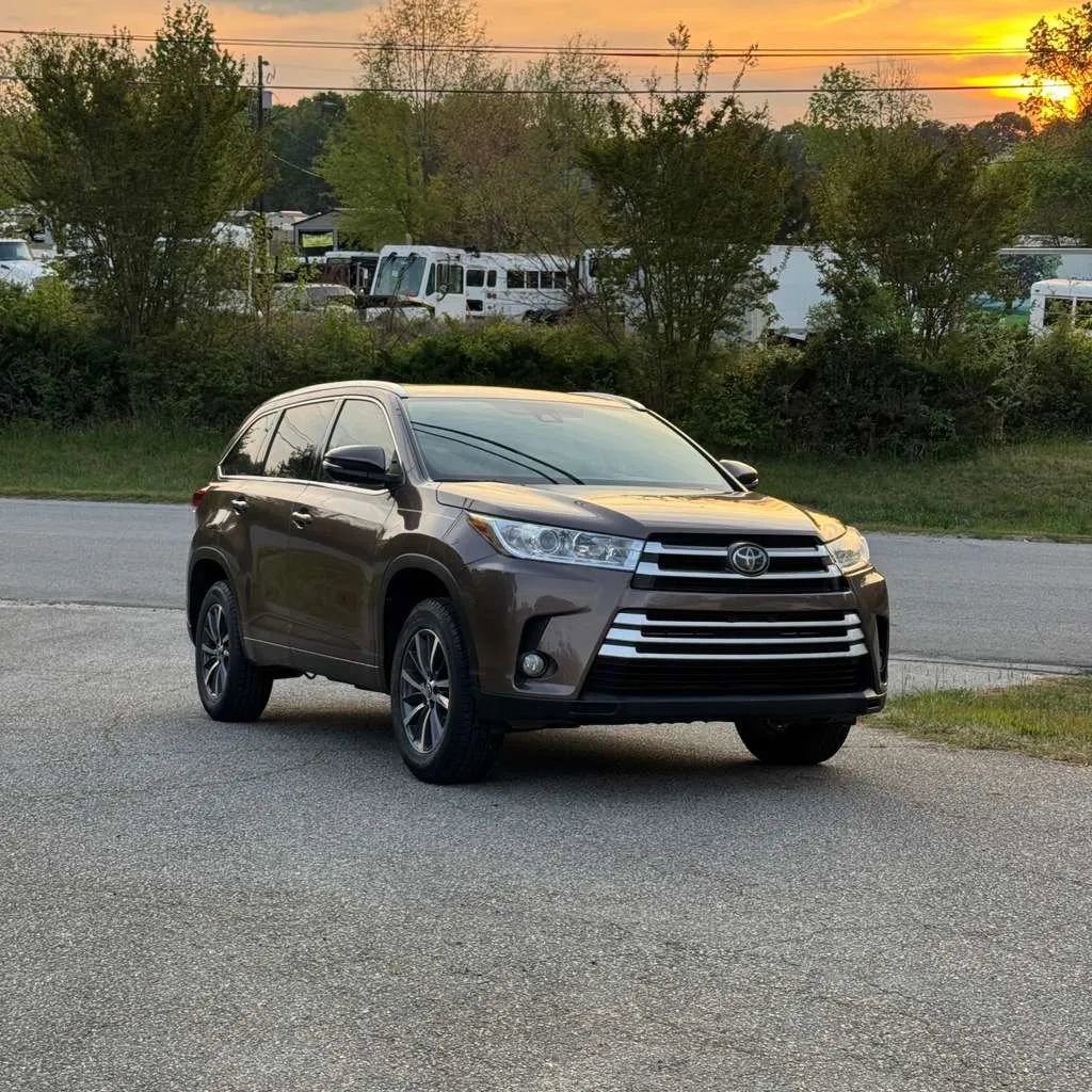Used 2017 Toyota Highlander XLE FWD image 2