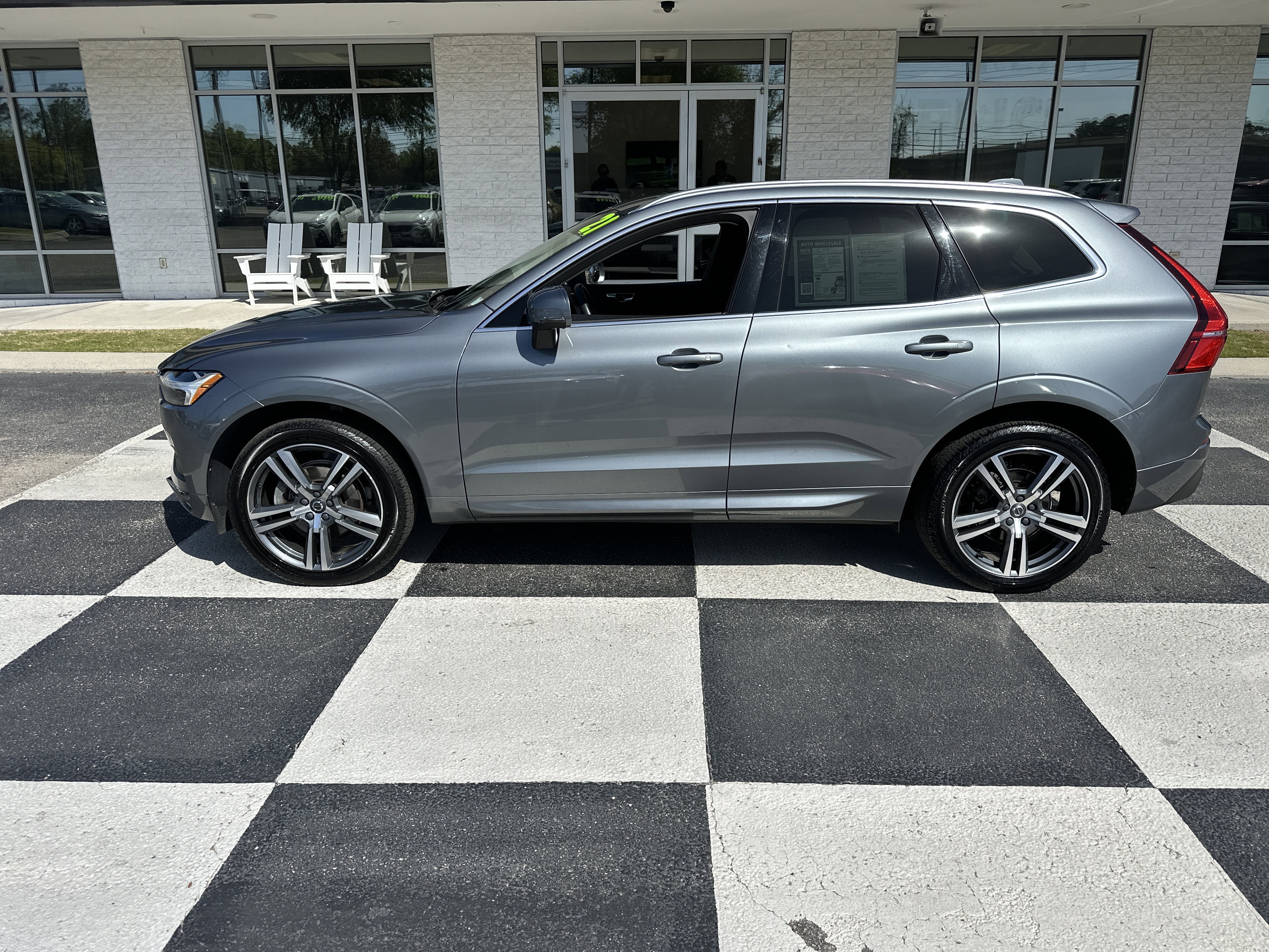 Used 2021 Volvo XC60 T5 Momentum w/ Premium Package image 1