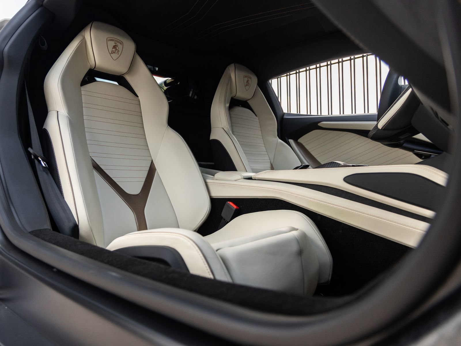 Used 2024 Lamborghini Revuelto AWD/4WD image 38