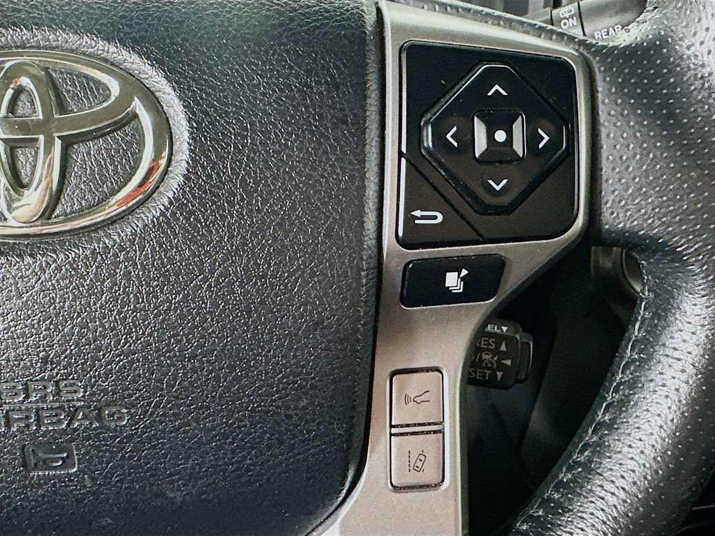 Used 2020 Toyota 4Runner SR5 AWD/4WD image 23