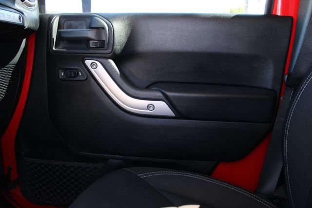 Used 2018 Jeep Wrangler Unlimited Sahara AWD/4WD image 15