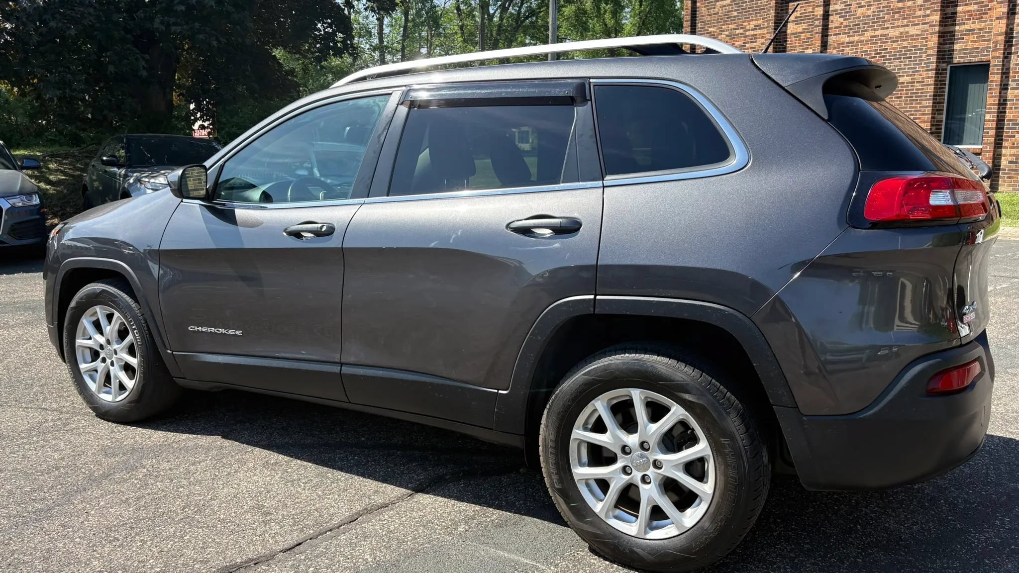 Used 2017 Jeep Cherokee Latitude w/ Cold Weather Group AWD/4WD image 6