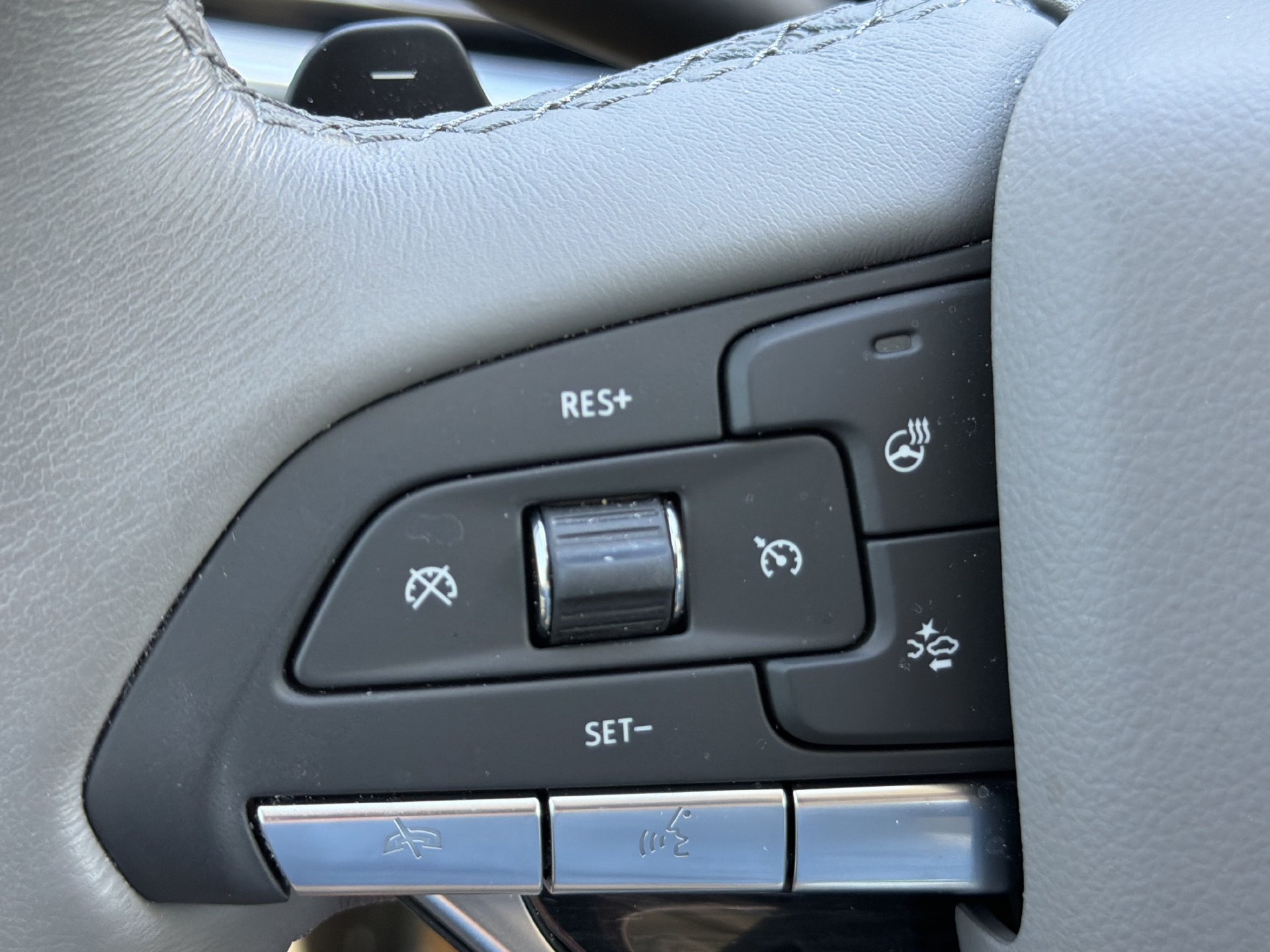 Used 2024 Cadillac XT6 Premium Luxury w/ Technology Package FWD image 32