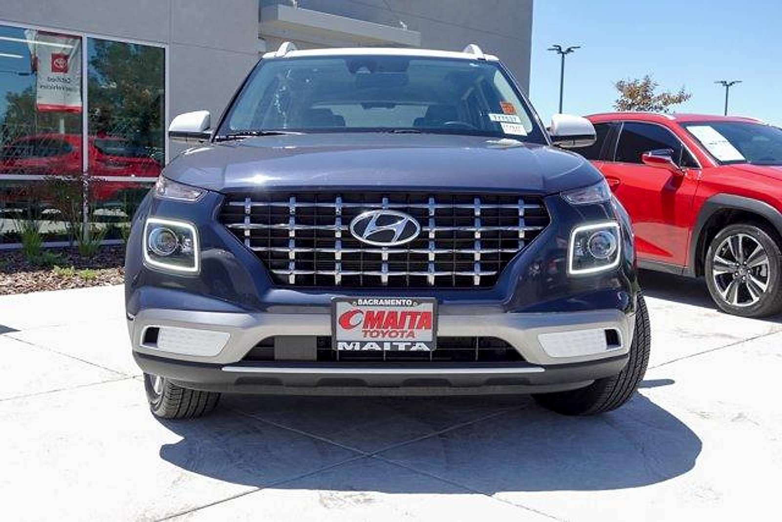 Used 2021 Hyundai Venue FWD image 3