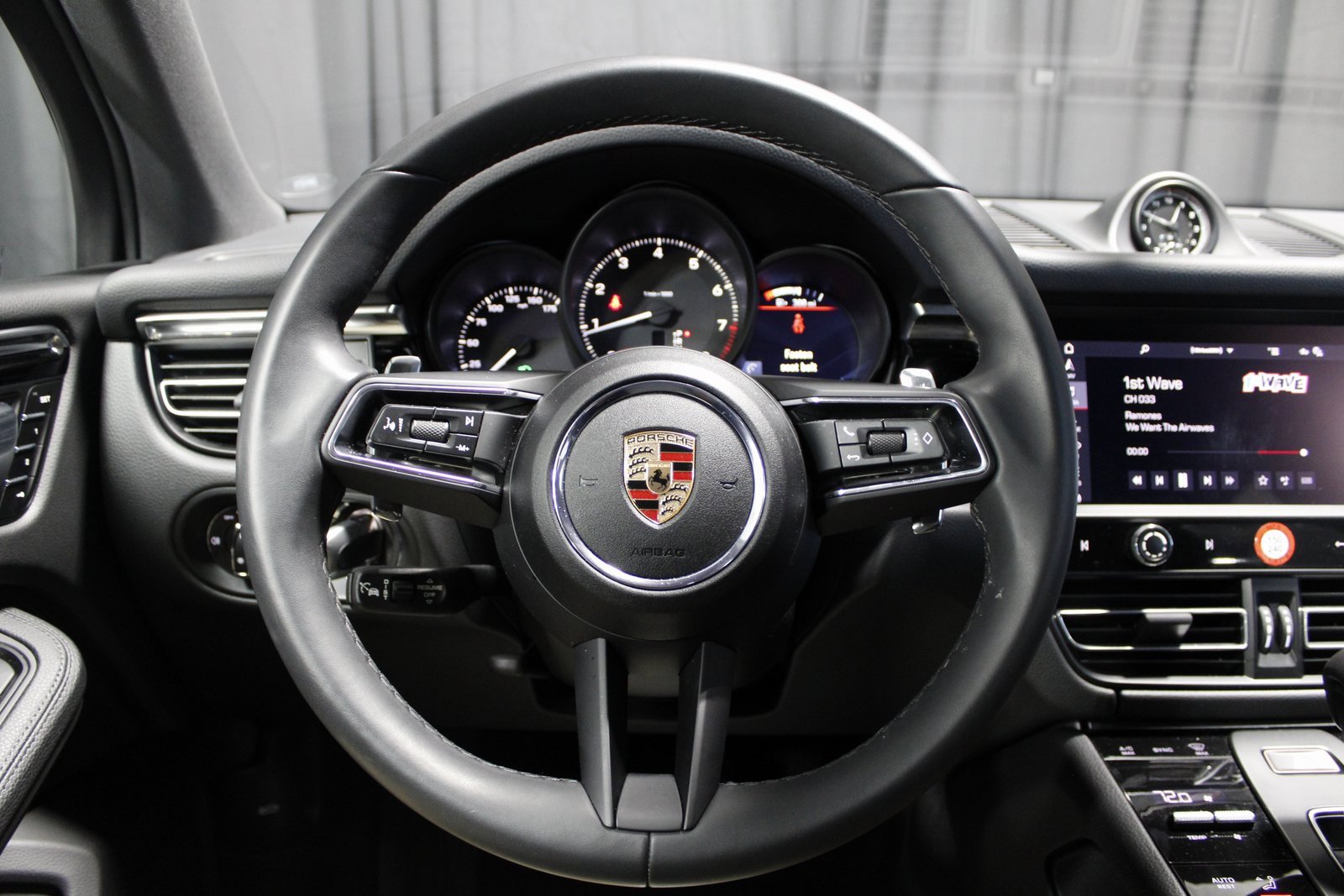 Used 2025 Porsche Macan image 27