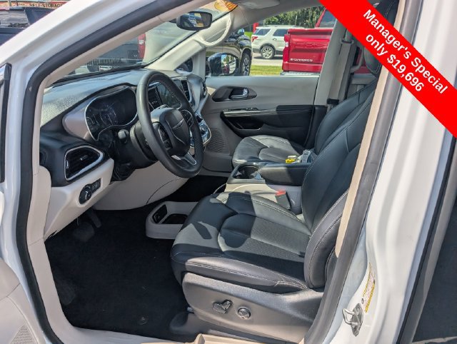 Used 2024 Chrysler Pacifica Touring-L FWD image 13