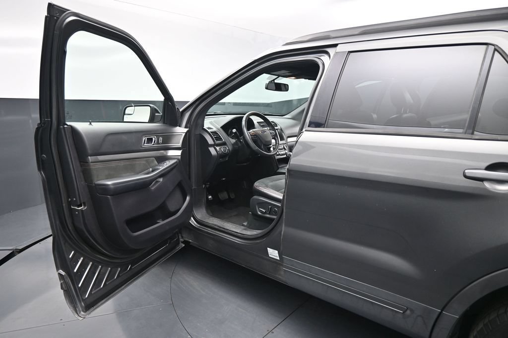 Used 2018 Ford Explorer XLT w/ Equipment Group 202A FWD image 8