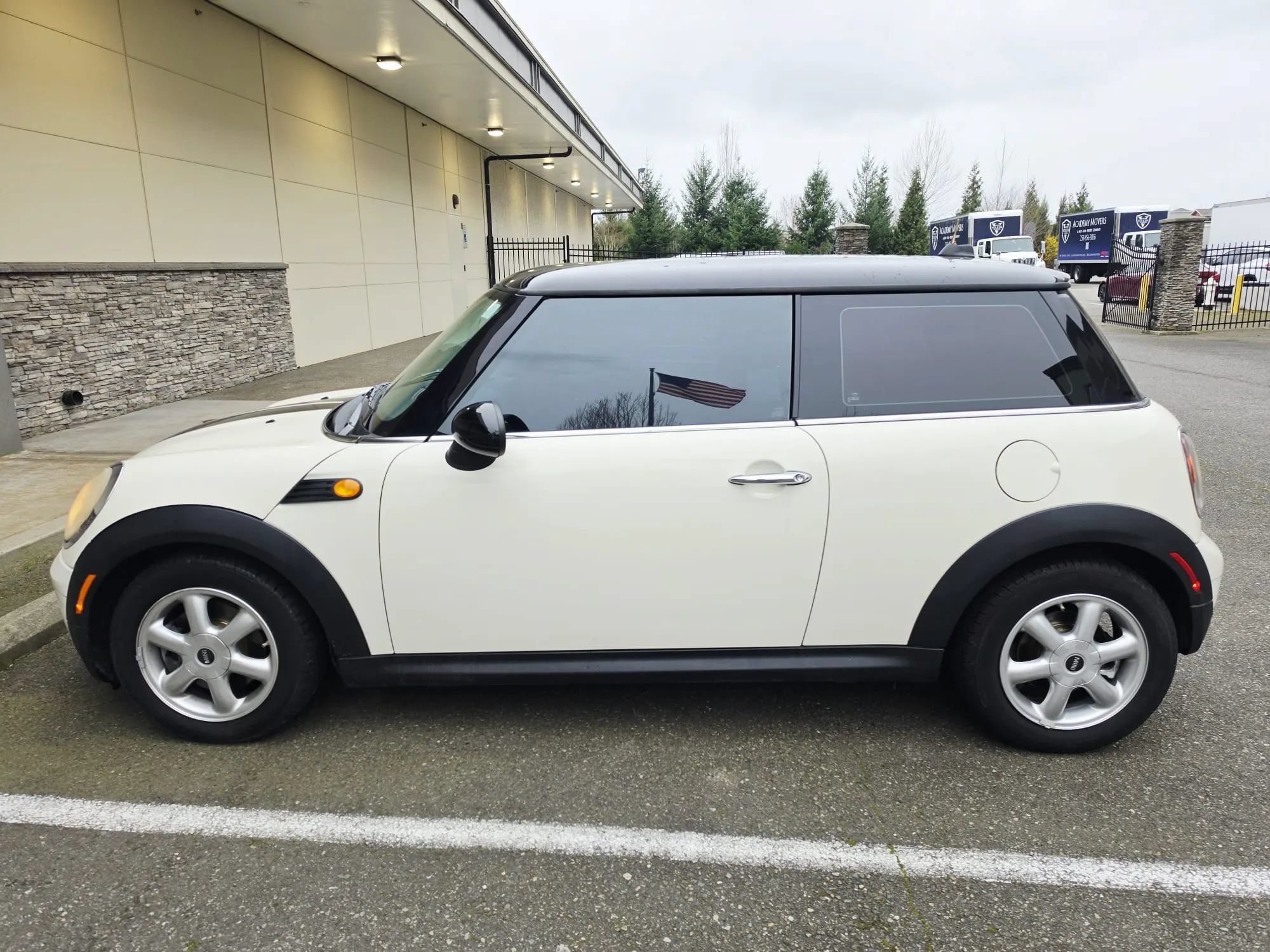 Used 2010 MINI Cooper Hardtop FWD image 2