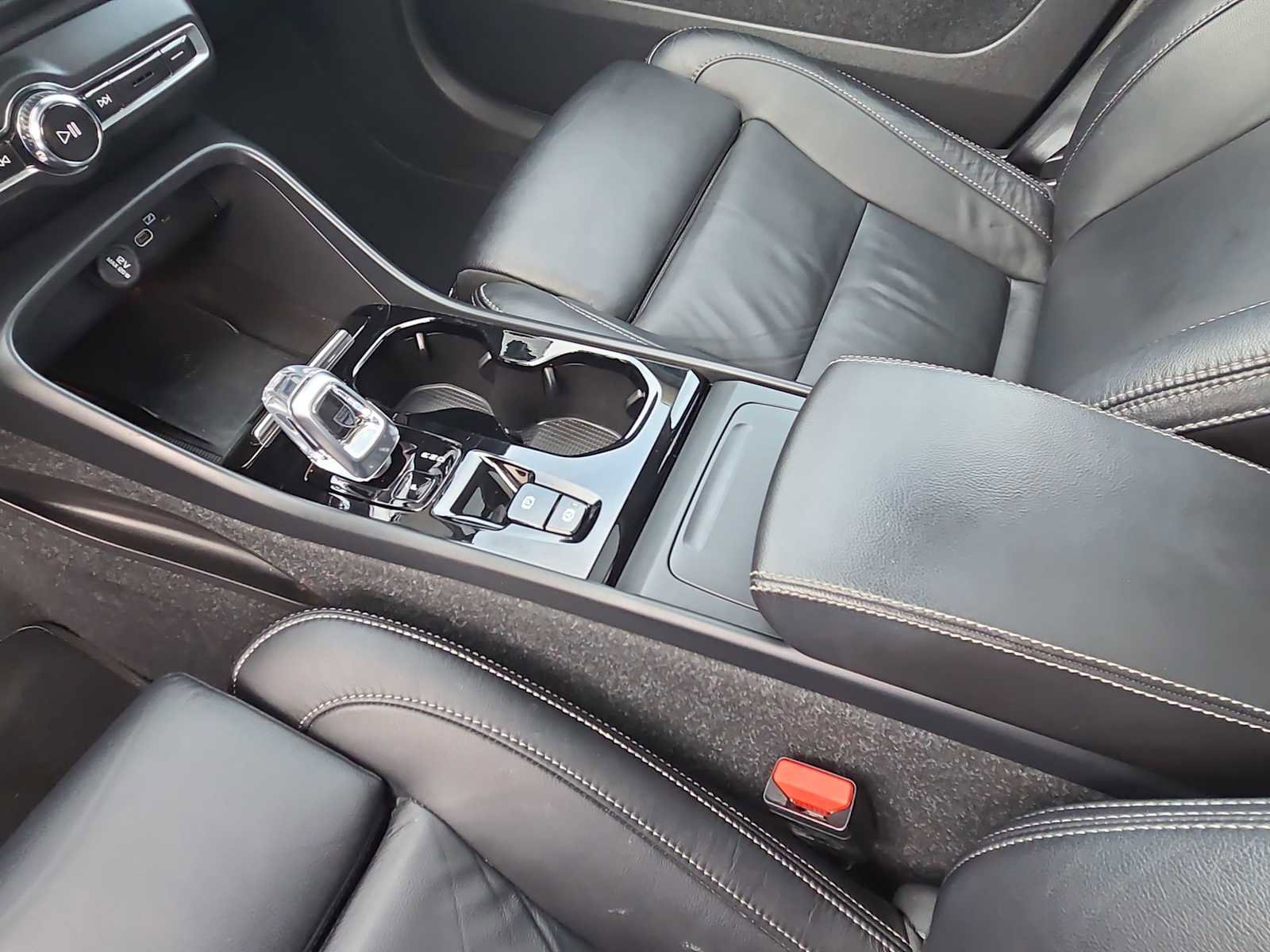 Used 2023 Volvo XC40 B4 Ultimate image 16