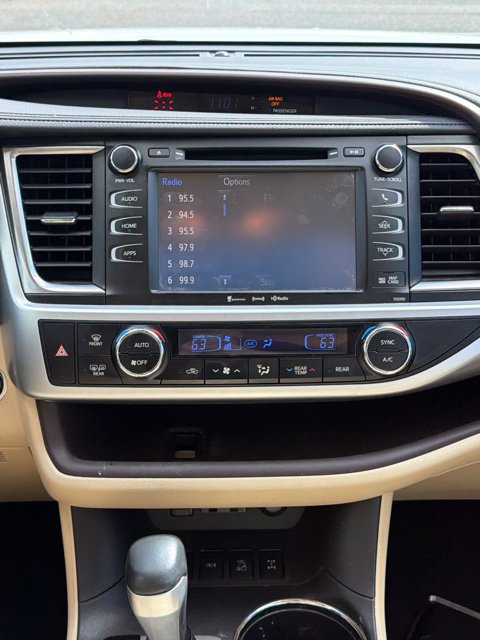 Used 2019 Toyota Highlander XLE w/ Carpet Mat Package (TMS) AWD/4WD image 16