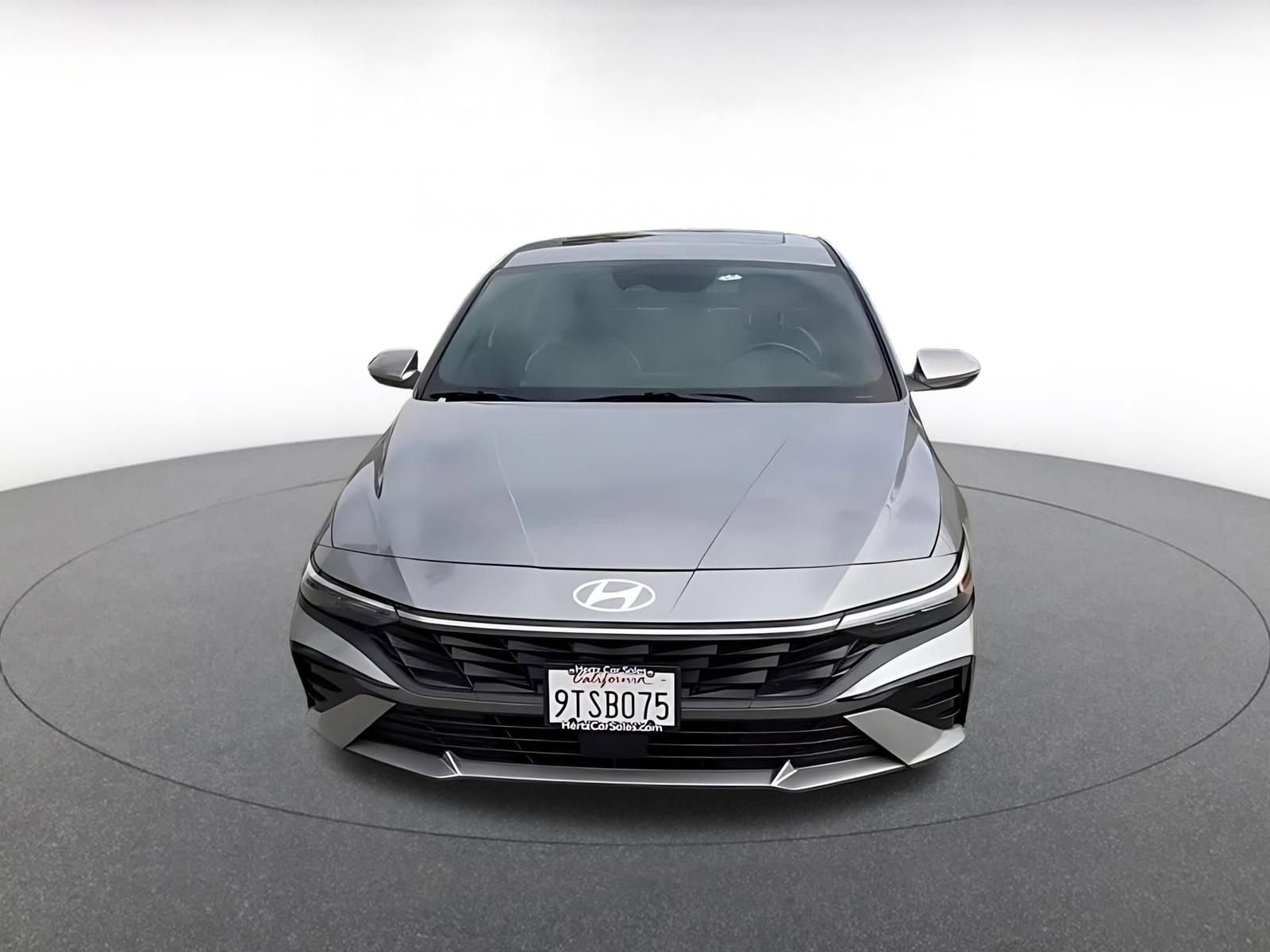 Used 2025 Hyundai Elantra Limited image 4