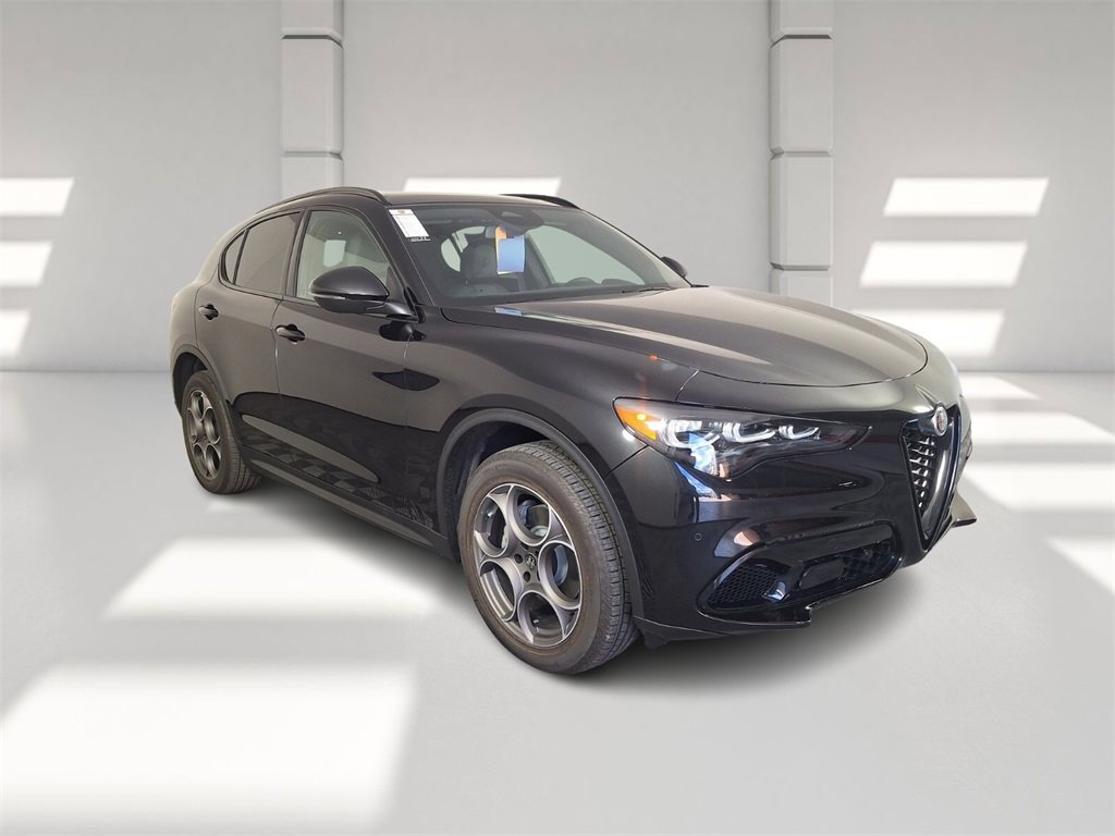New 2025 Alfa Romeo Stelvio Sprint w/ Convenience Package image 2