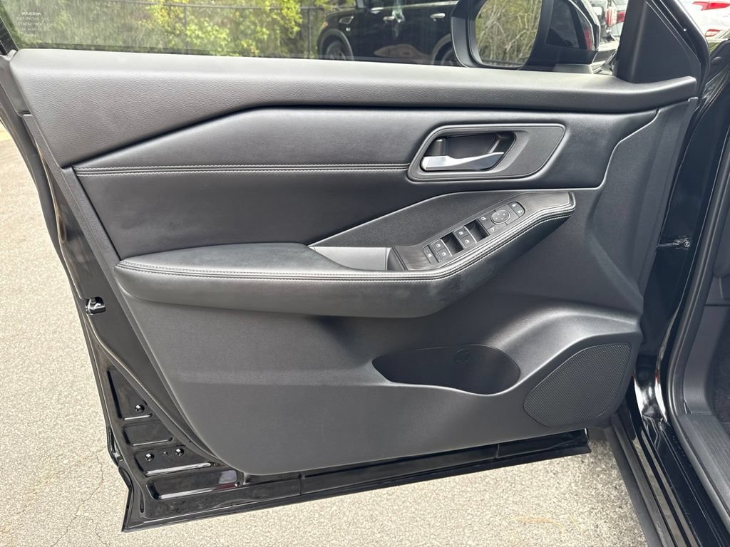 Certified 2025 Nissan Rogue SL FWD image 16