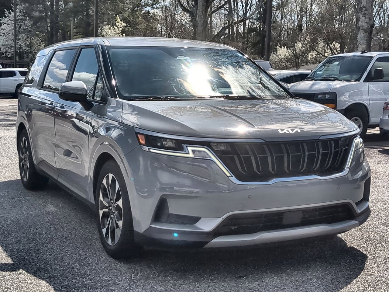 Used 2022 Kia Carnival EX image 2