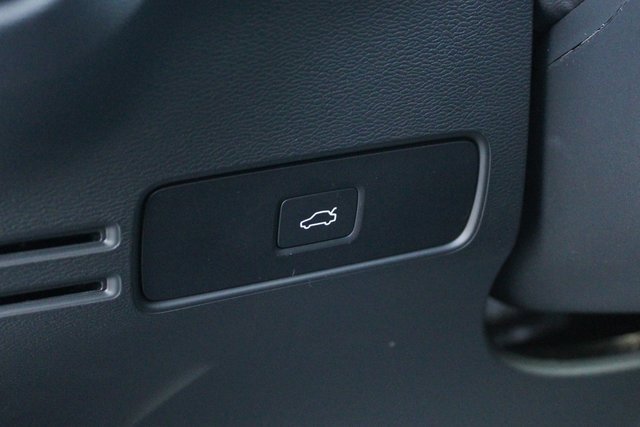 Used 2025 Volvo XC40 B5 Plus image 16