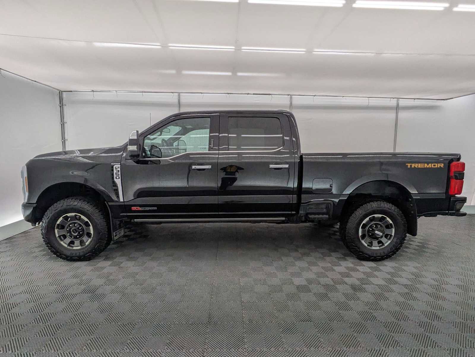 Used 2023 Ford F350 Platinum w/ Tremor Off-Road Package AWD/4WD image 3