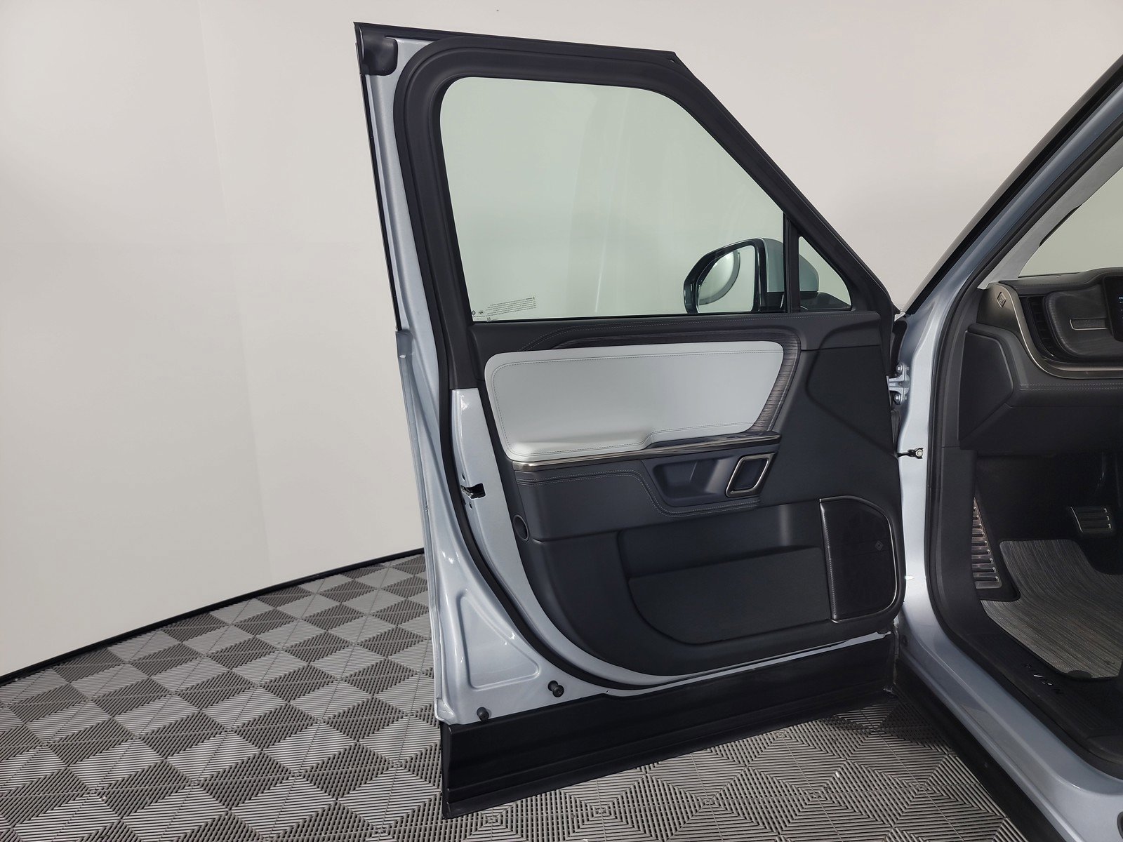 Used 2023 Rivian R1T Adventure image 16