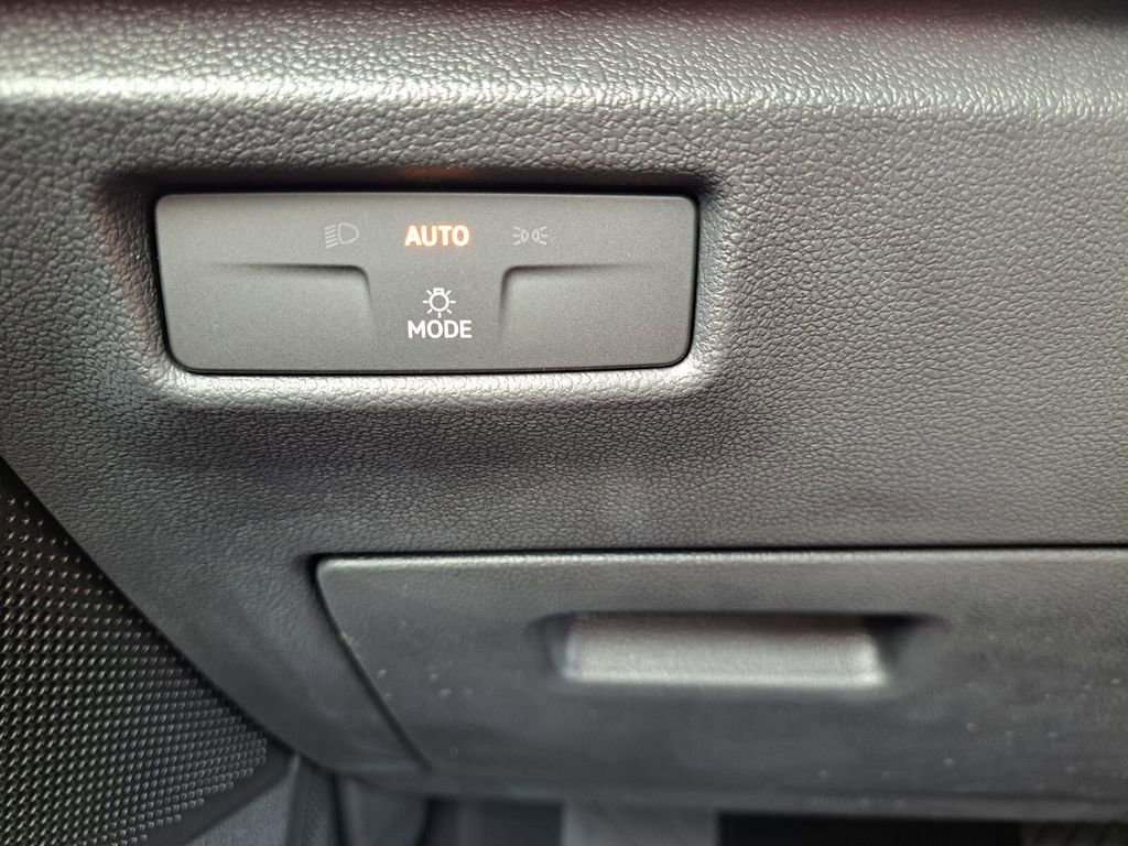 New 2025 Volkswagen Tiguan SE image 14