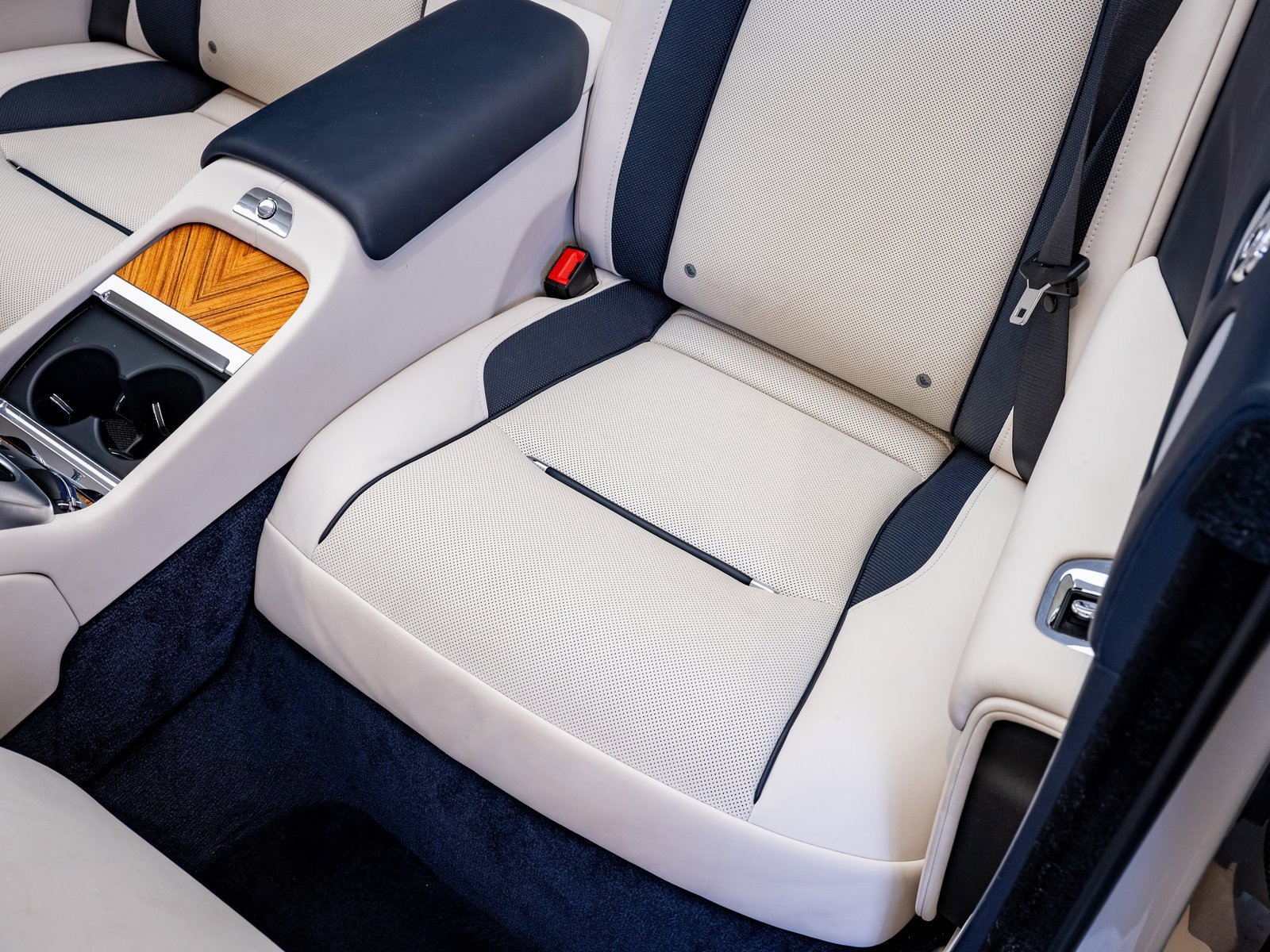 Used 2018 Rolls-Royce Dawn image 14