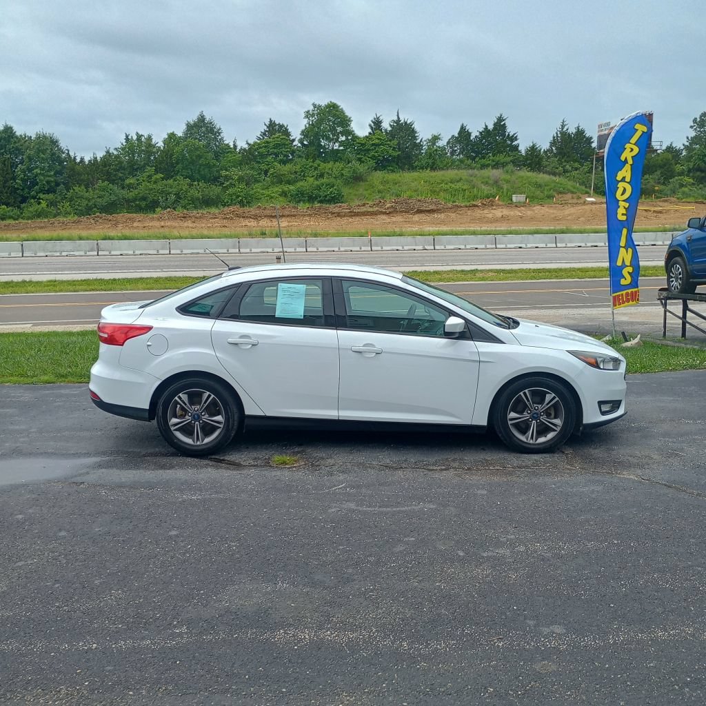 Used 2018 Ford Focus SE w/ SE Appearance Package FWD image 6