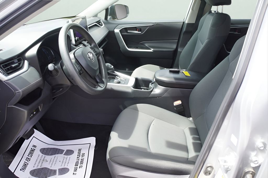 Used 2025 Toyota RAV4 XLE image 16