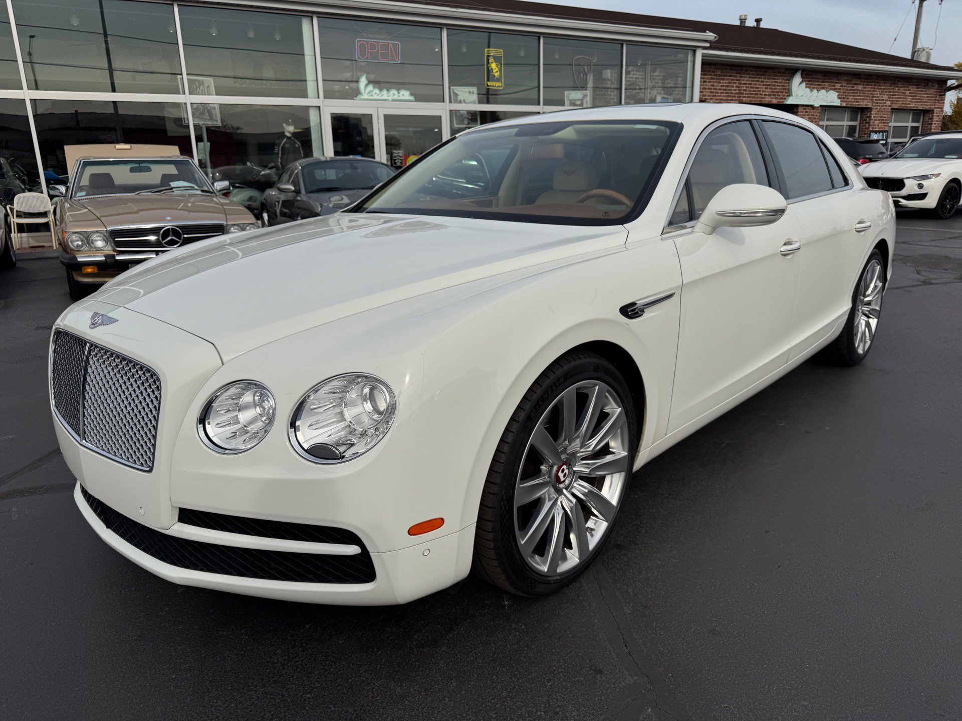 Used 2016 Bentley Flying Spur V8 image 1