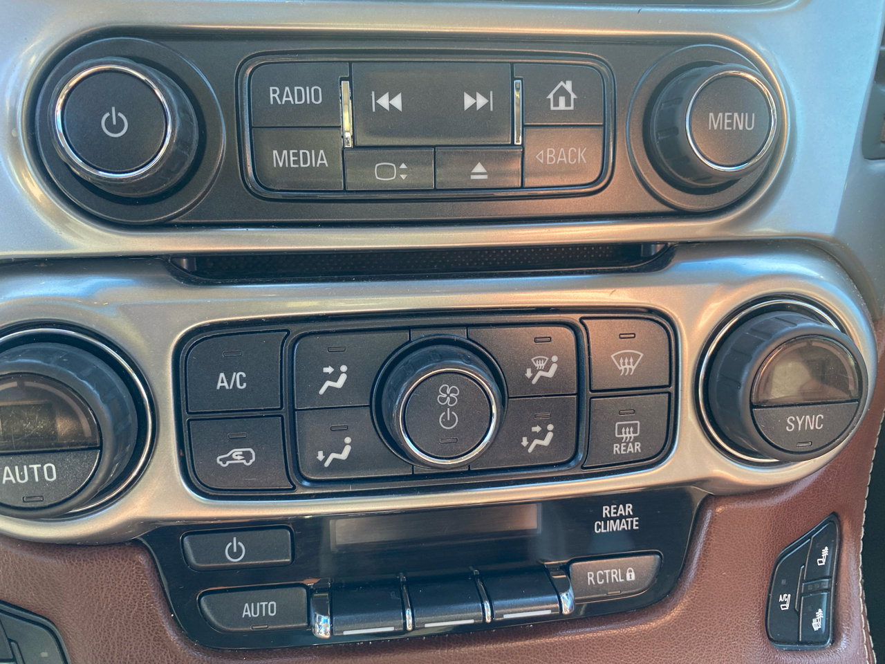 Used 2015 Chevrolet Suburban LTZ image 21