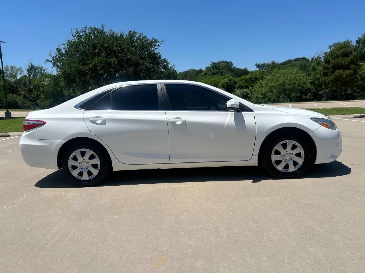 Used 2016 Toyota Camry LE FWD image 5
