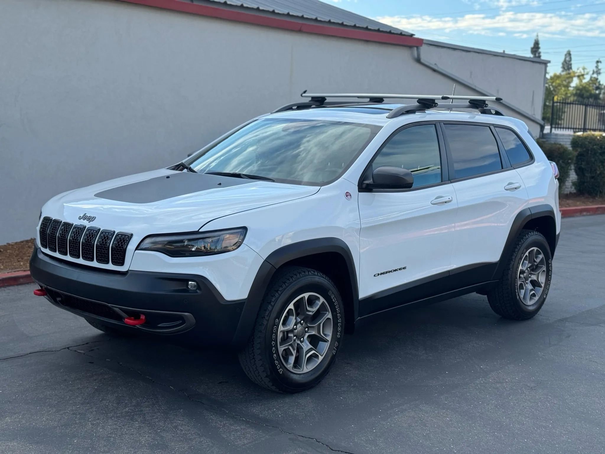 Used 2020 Jeep Cherokee Trailhawk image 2