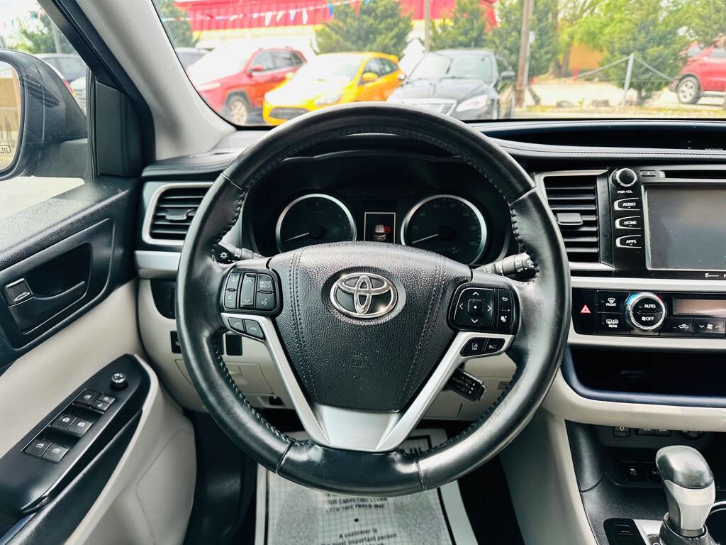 Used 2017 Toyota Highlander Plus w/ Carpet Mat Package AWD/4WD image 11